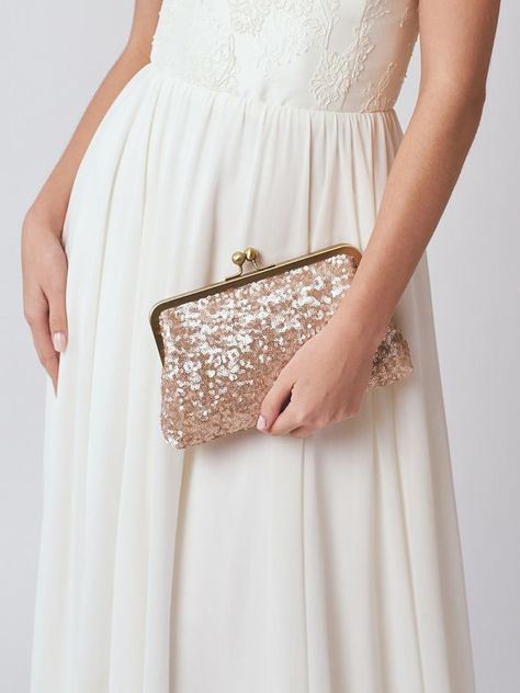 5 Things You MUST Put In Your Wedding Day Purse