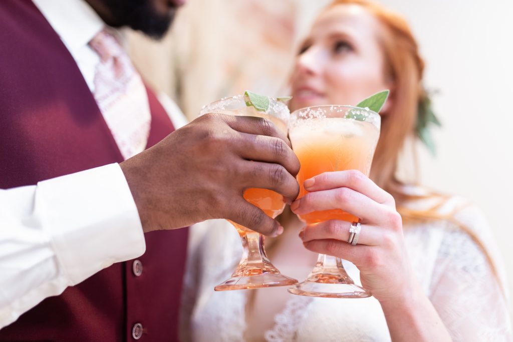 couple cheersing cocktails